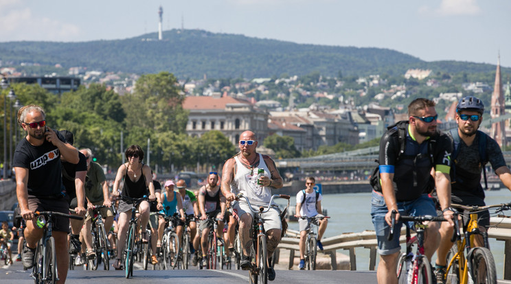 Mintegy 15 ezren vettek részt a szombati I bike Budapest biciklis felvonuláson / Fotó: MTI/Mohai Balázs