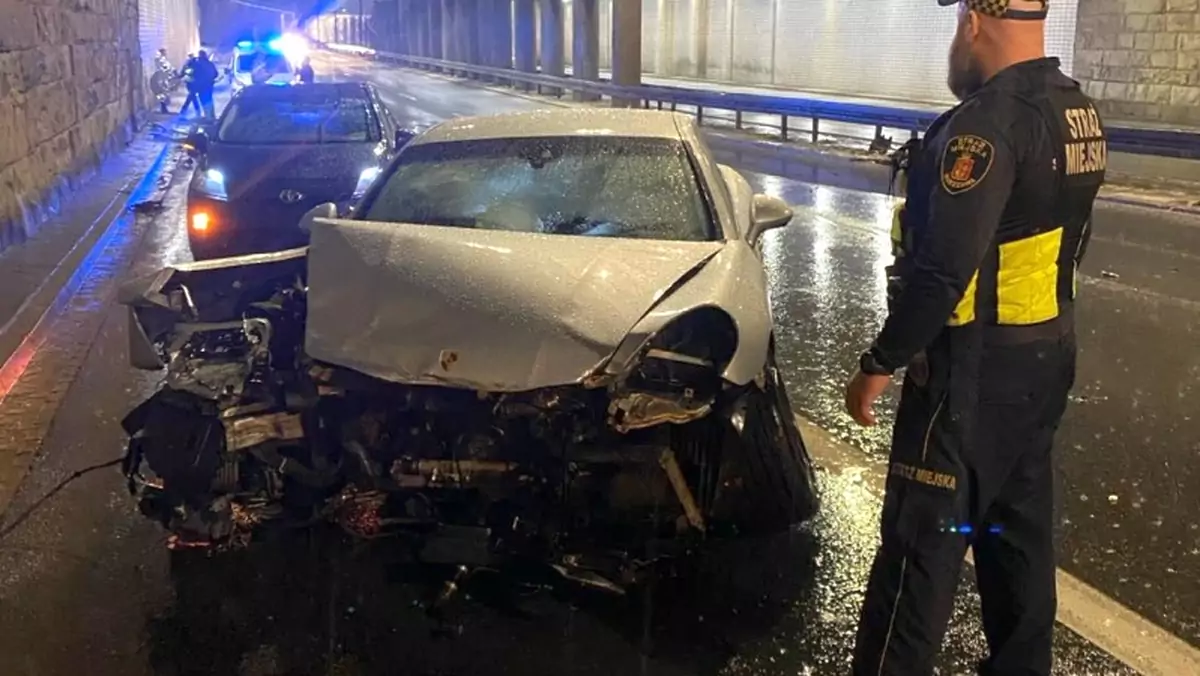 Dwa rozbite samochody na Trasie Łazienkowskiej w Warszawie