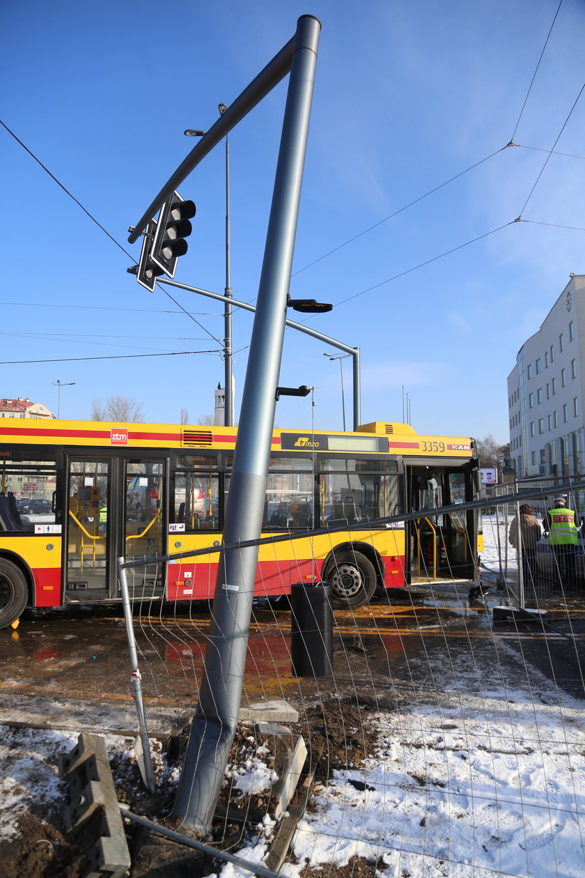 Wypadek na Bemowie. Autobus zderzył się osobówką.