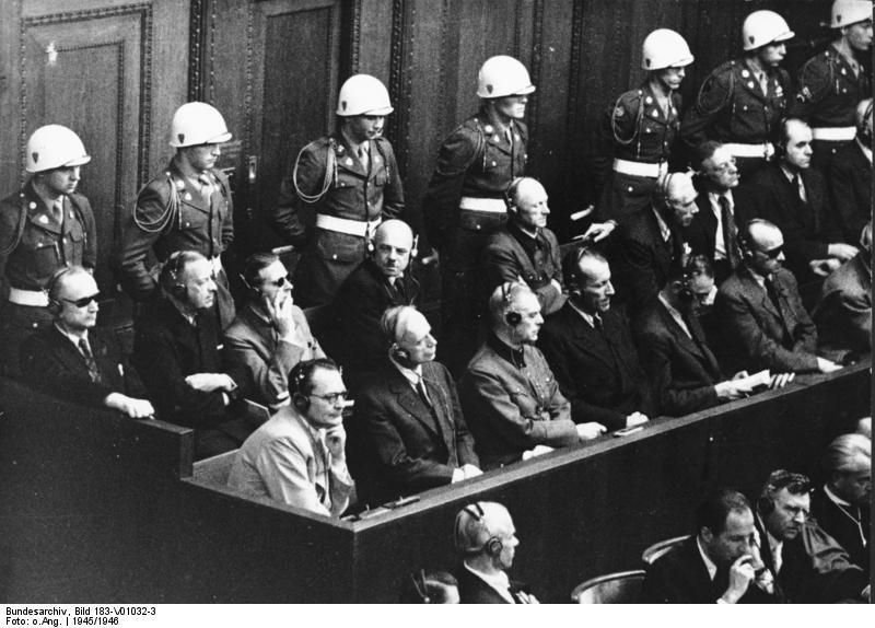 Ława oskarżonych w głównym procesie norymberskim (fot. ze zbiorów Bundesarchiv, Bild 183-V01032-3, opublikowano na licencji Creative Commons Attribution-Share Alike 3.0 Germany)