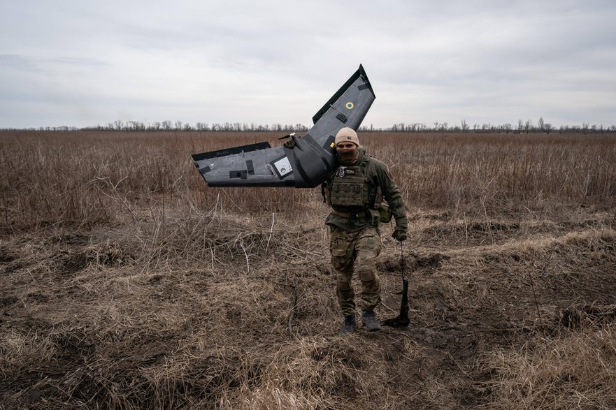 Un soldato ucraino trasporta un drone da ricognizione Valkyrie nella regione di Donetsk, il 3 marzo 2024.