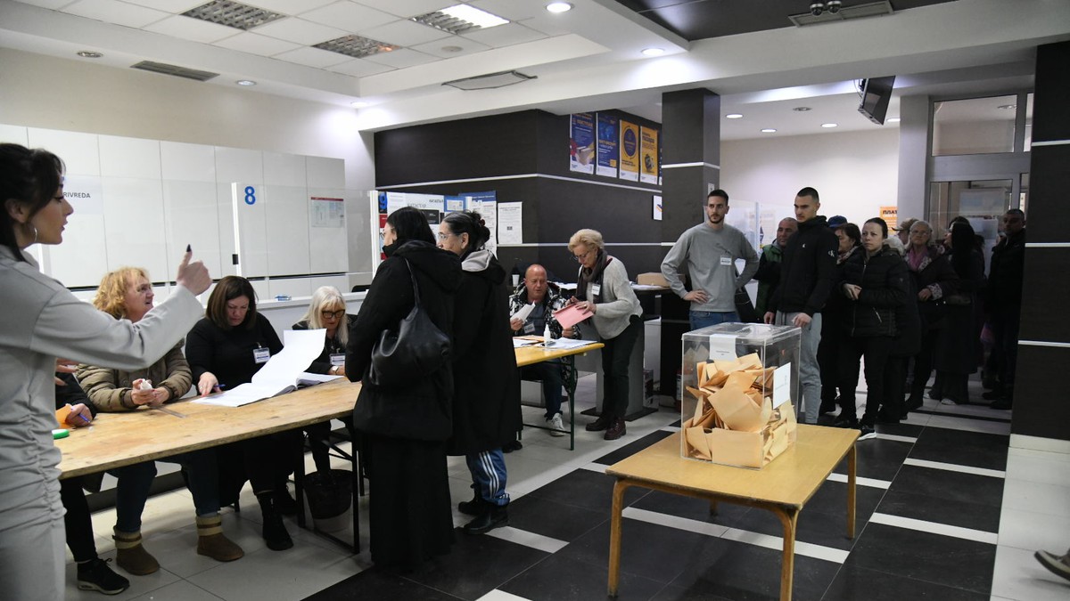 (FOTO) PRVI PRESEK IZLAZNOSTI DO 13 ČASOVA: U Boru glasalo 20, u Sevojnu do 12 preko 37 odsto upisanih birača, evo kako je u ostalim mestima