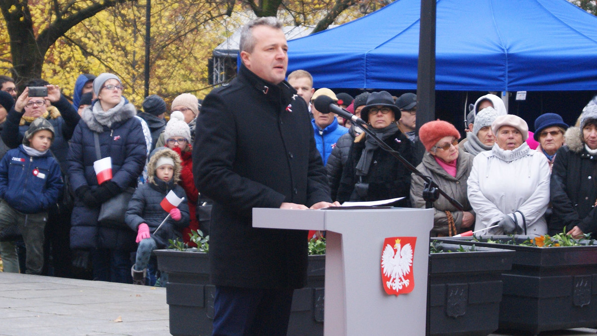 Bydgoski parlamentarzysta PO Paweł Olszewski opublikował w sieci list do wojewody kujawsko-pomorskiego Mikołaja Bogdanowicza, w którym zapytał go, czy ma zamiar wpłacić swoją nagrodę w wysokości 25 tys. zł na Caritas. Dodał też, że jego zdaniem ta premia mu się nie należała.