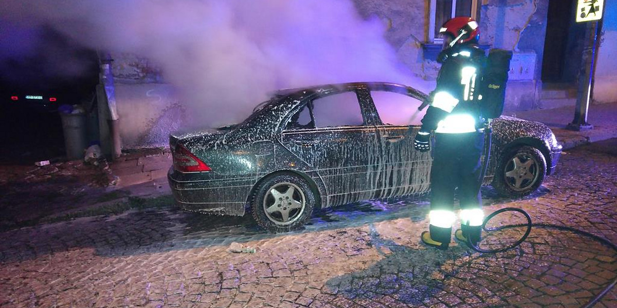 Wandale spalili cztery samochody