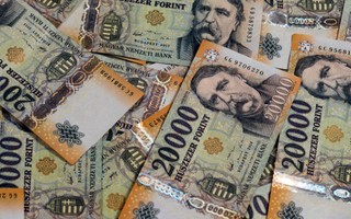 Taniejący gaz pomaga walutom Czech i Węgier