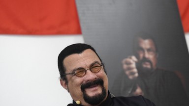 Steven Seagal podarował miecz Nicolasowi Maduro