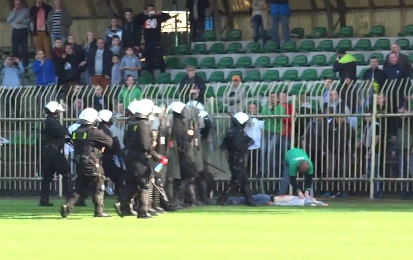 Knurów. Interwencja policji w czasie meczu na stadionie Concordii Knurów 