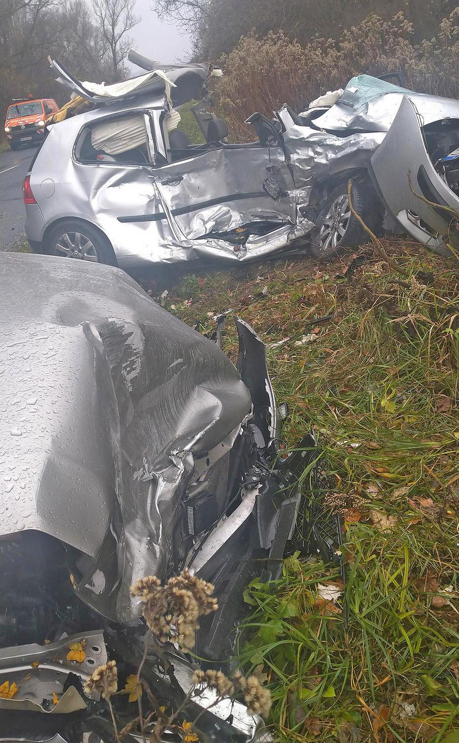 A két autó frontálisan ütközött, a karikában jelöltük, hogy a kocsiban jól láthatóan van gyerekülés / Fotó: MTI/Mihádák Zoltán