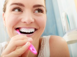 Zdrowe zęby wcale nie muszą być białe! 5 mitów na temat pielęgnacji i kondycji jamy ustnej