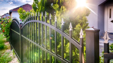 koniec z takimi ogrodzeniami. nowe przepisy budowlane 2026 -  od kiedy ustawa nowe prawo budowlane 2026