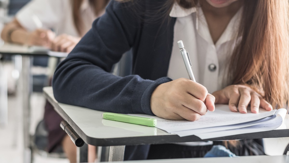 Dwie uczennice prywatnego liceum w Koszalinie będą mogły przystąpić do matury jeszcze w czerwcu - zdecydowała Centralna Komisja Egzaminacyjna. Dziewczyny twierdzą, że to szkoła zgubiła ich deklaracje maturalne i dlatego nie mogły przystąpić do egzaminu w normalnym terminie.