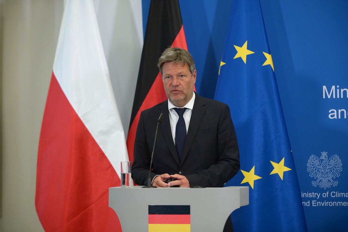 Wicekanclerz, federalny minister gospodarki i ochrony klimatu Niemiec Robert Habeck podczas konferencji prasowej po spotkaniu z minister klimatu i środowiska Anną Moskwą w siedzibie Ministerstwa Klimatu i Środowiska w Warszawie.