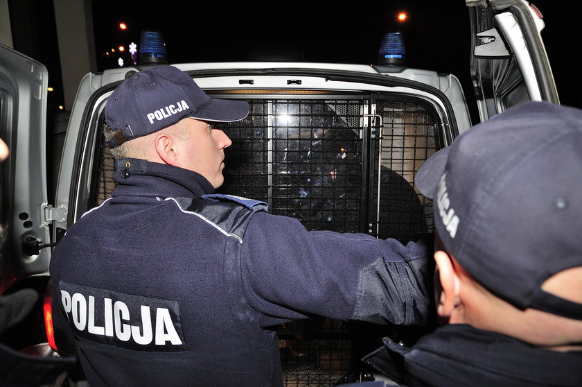 Zabił mamę, tatę i braciszka we śnie? Tak zareagował po przybyciu policji