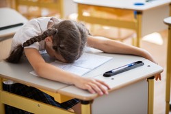 Ocena niedostateczna za brak podręcznika? Wyjaśniamy, czy to zgodne z przepisami