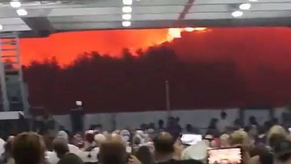 Felkavaró: ameddig ellátni, tűz veszi körül a menekülő embereket Görögországban – videó