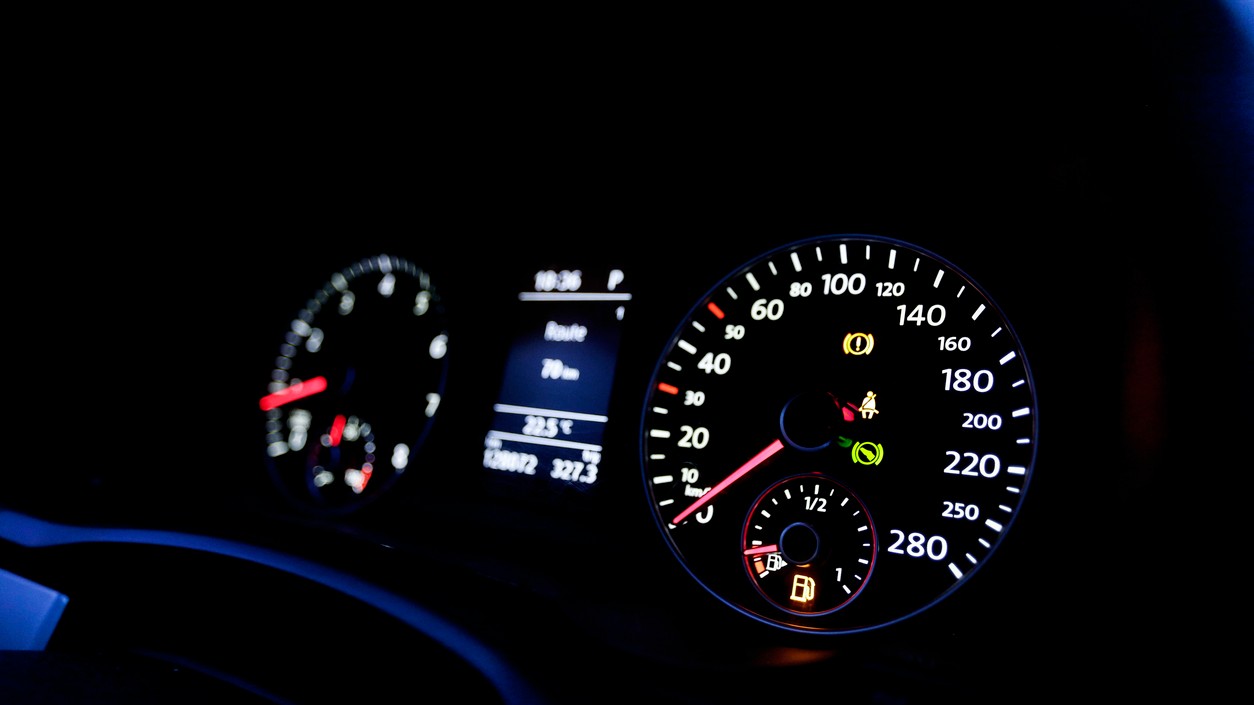 Tachometer klame: Prečo ukazuje viac ako idete? Pozor na pravidlo „10 plus 4“.