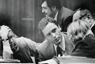 Ted Bundy naradza się ze swoimi obrońcami w dniu rozpoczęcia procesu w Miami, 25 czerwca 1979 r.