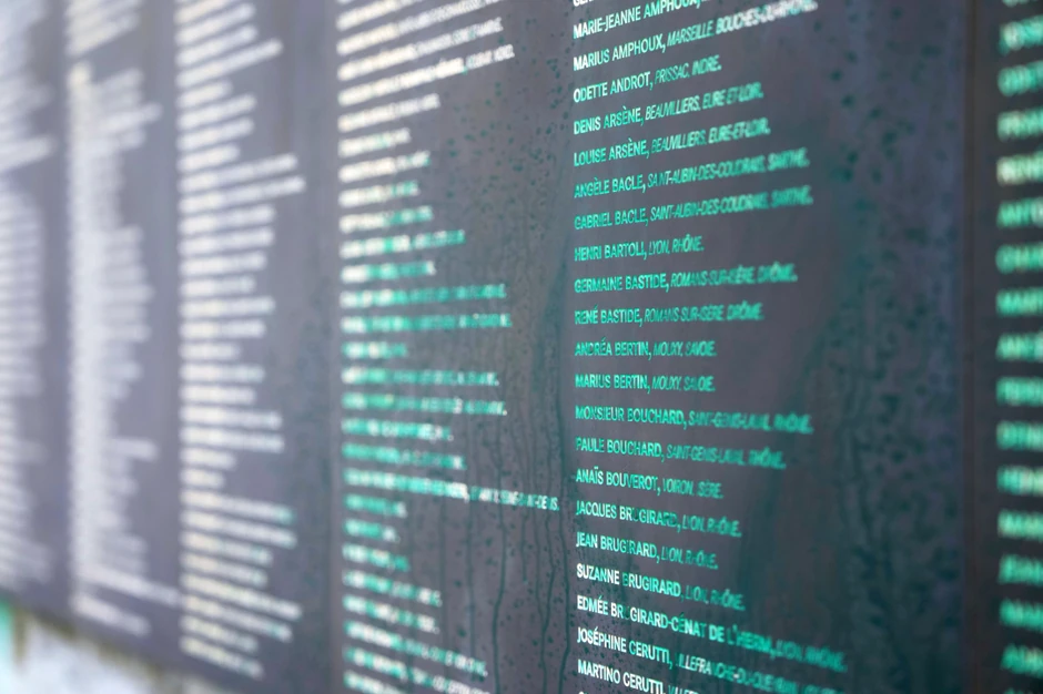 Pet jevrejskih institucija u Parizu poprskano zelenom farbom