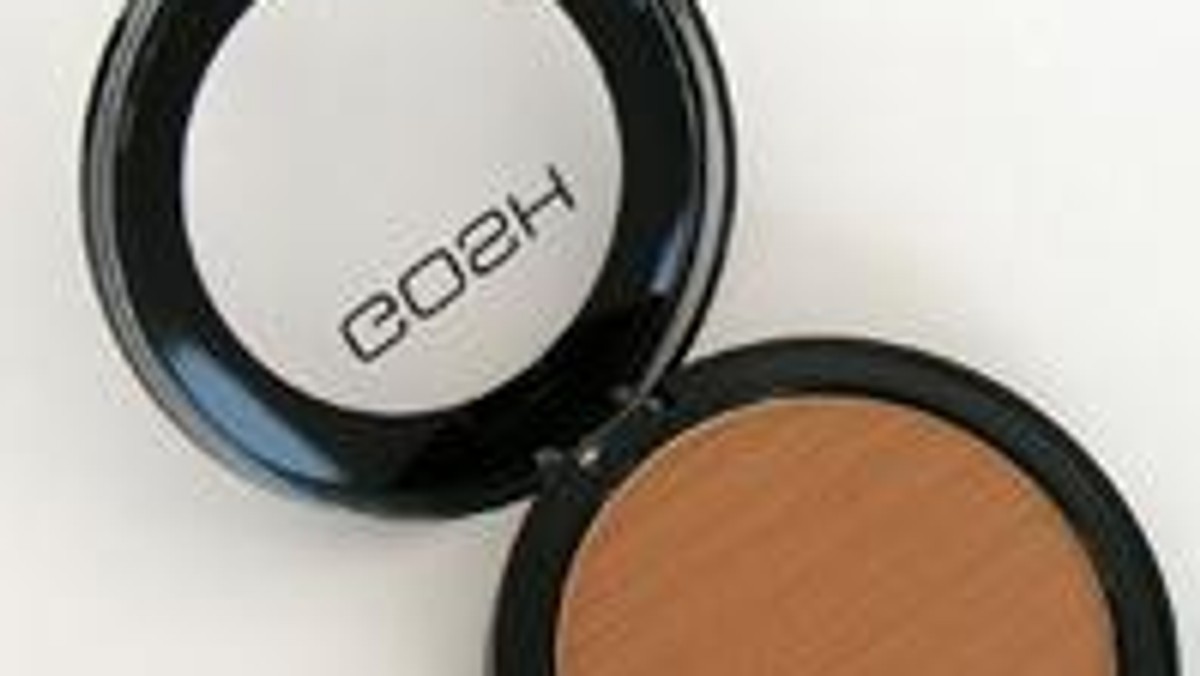 Gosh Bronzing Pressed Powder to kosmetyk, który pozwala nadać skórze świeży, letni wygląd bez względu na porę roku. Zapewnia długotrwałe wykończenie, a wchodzące w jego skład substancje mineralne sprawiają, że kosmetyk równomiernie pokrywa skórę. Można go stosować zarówno do wykończenia makijażu jak i samodzielnie, akcentując miejsca, którym słońce najszybciej nadaje złoty połysk - czoło, grzbiet nosa, ramiona, lub wybrane elementy całego ciała. Wyjątkowo lekka formuła kosmetyku oparta na delikatnych składnikach mineralnych, sprawia, że skóra oddycha, a makijaż utrzymuje się przez cały dzień. Produkt nie zawiera tłuszczów, wosków i perfum przez co jest szczególnie odpowiedni dla osób preferujących naturalne produkty do pielęgnacji.
cena: 55 zł