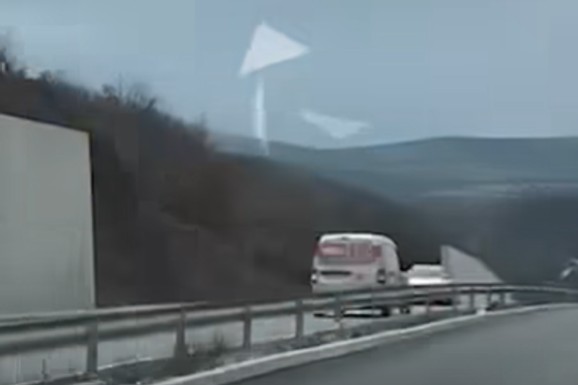 (VIDEO) STRAVIČAN SNIMAK SA JUGA SRBIJE Ljudi ne veruju šta vide, vozač juri u KONTRASMERU auto-putem, TRAGEDIJA izbegnuta za dlaku