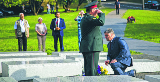 Prezydent Ukrainy klęczy przed pomnikiem ofiar rzezi wołyńskiej na warszawskim Żoliborzu