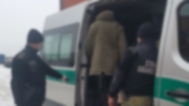 Nielegalny imigrant ukrył się na kole zapasowym ciężarówki. Jechał tak kilka dni