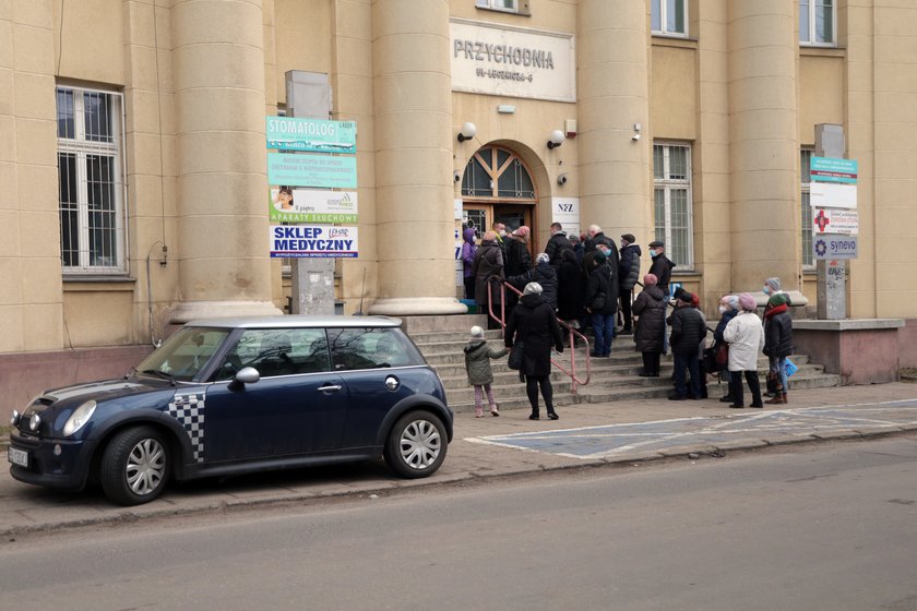 Kolejka do szczepień na covid w Łodzi