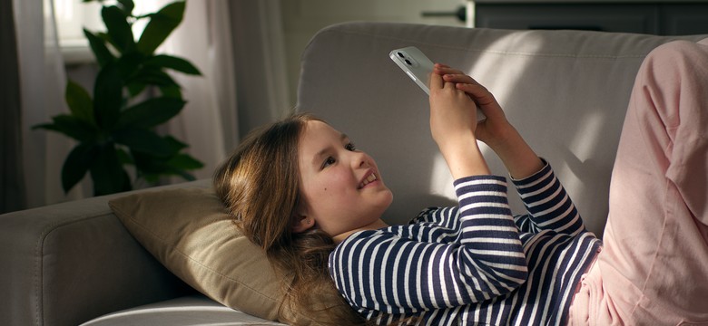Dziecko z nosem "w telefonie" gorzej się rozwija. Czy jest bezpieczna dawka? [ROZMOWA]