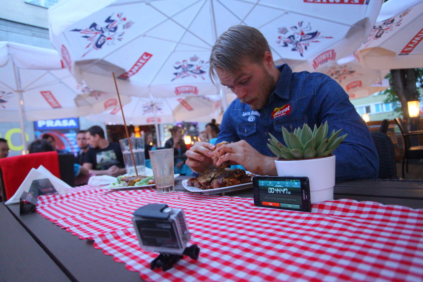 Artur bije rekord w ilości jedzenia burgera - ponad 4 kg