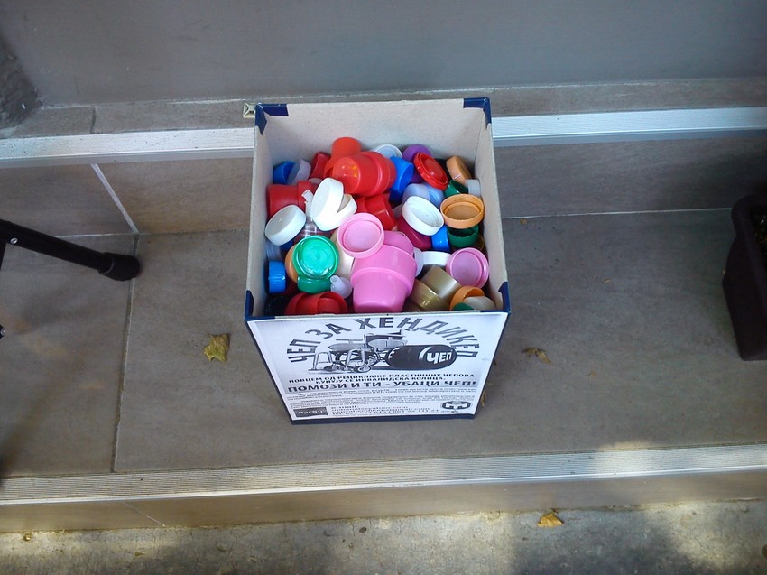 Građani samoinicijativno postavljaju kutije za prikupljanje čepova