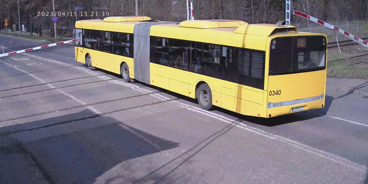 Autobus miejski wjechał na przejazd przy zamykających się rogatkach.