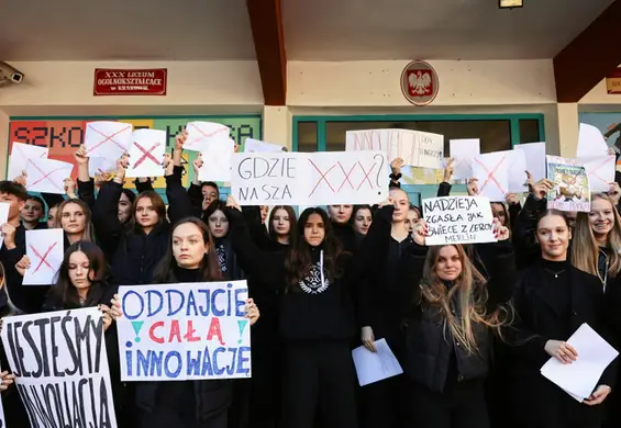 "Czarny protest" uczniów w Krakowie. Dyrektorka: są zmanipulowani