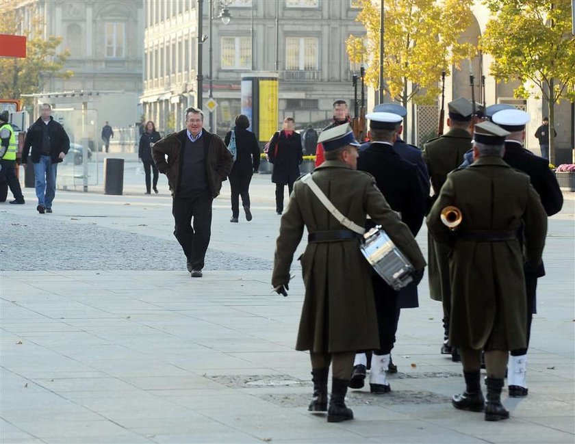 Komorowski do pracy piechotą, a garnitury limuzyną!  FOTO