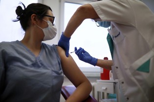 Służba zdrowia szczepi się opornie. Zgłosiło się ponad 40 proc. uprawnionych