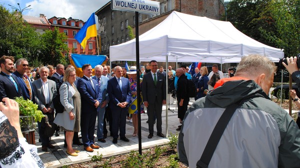 Skwer Wolnej Ukrainy powstał naprzeciwko rosyjskiego konsulatu