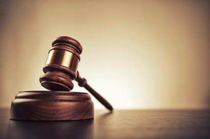 Egy szegedi mérnök frekvencia generátorral "kezelt" betegeket - ma bíróság elé állt