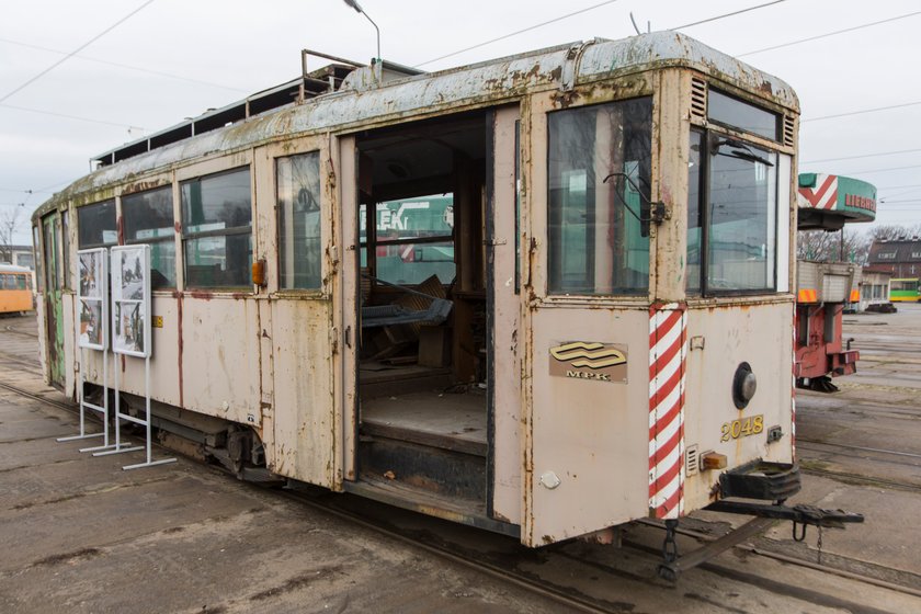 Zdezelowany wagon, w którym będzie kawiarenka