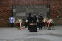 Złożenie kwiatów i zapalenie zniczy przed Ścianą Śmierci na terenie byłego niemieckiego nazistowskiego obozu koncentracyjnego i zagłady Auschwitz-Birkenau w Oświęcimiu