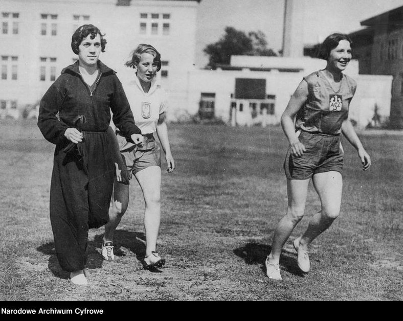 Trzy polskie lekkoatletki podczas treningu. Widoczne od lewej: Stanisława Walasiewicz, Jadwiga Wajsówna, Felicja Schabińska/ 1932 rok.