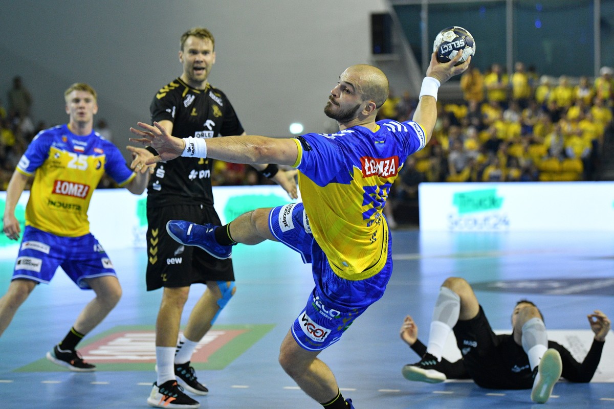 Zawodnik Łomża Industria Kielce Arciom Karalek (C) i Petter Overby (C-tył) z THW Kiel podczas meczu grupy B Ligi Mistrzów piłkarzy ręcznych
