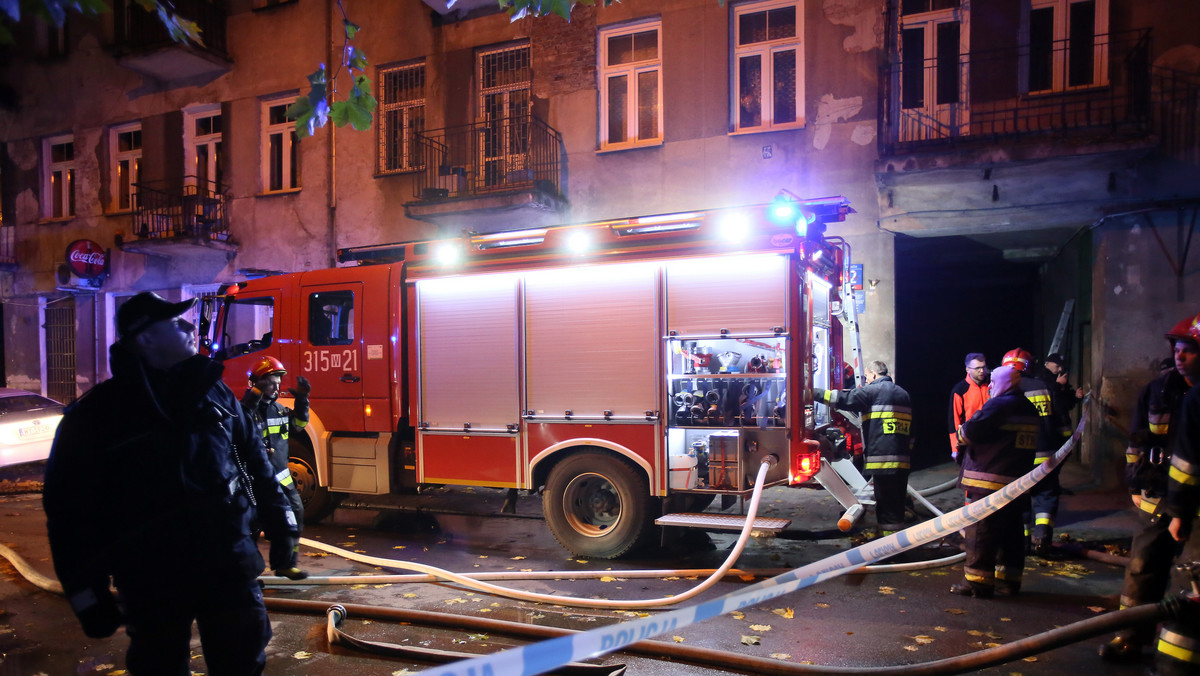 Do silnego wybuchu doszło wczoraj późnym wieczorem w jednej z kamienic na warszawskiej Pradze-Północ. Dziś przed godz. 5 rano straż pożarna zakończyła akcję gaszenia budynku. W pożarze zginęła jedna osoba. Pięć osób, w tym dziecko, zostało poszkodowanych, a około 40 ewakuowano.