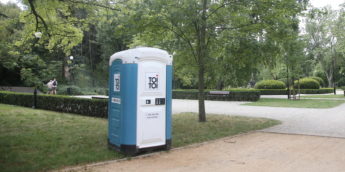 Niebieskie są zbyt krzykliwe! Radnemu nie podoba się kolor toalet