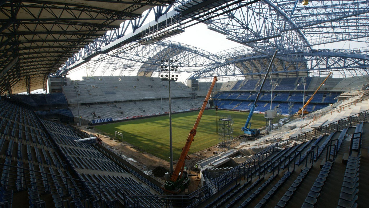 Do pierwszego gwizdka podczas Euro 2012 pozostało już niespełna 800 dni. 27 miesięcy, jakie dzielą nas do pierwszego meczu polsko-ukraińskich mistrzostw oznacza, że przygotowania najważniejszego elementu infrastruktury budowanej z myślą o Euro 2012 jakimi są stadiony wchodzą na ostatnią prostą.