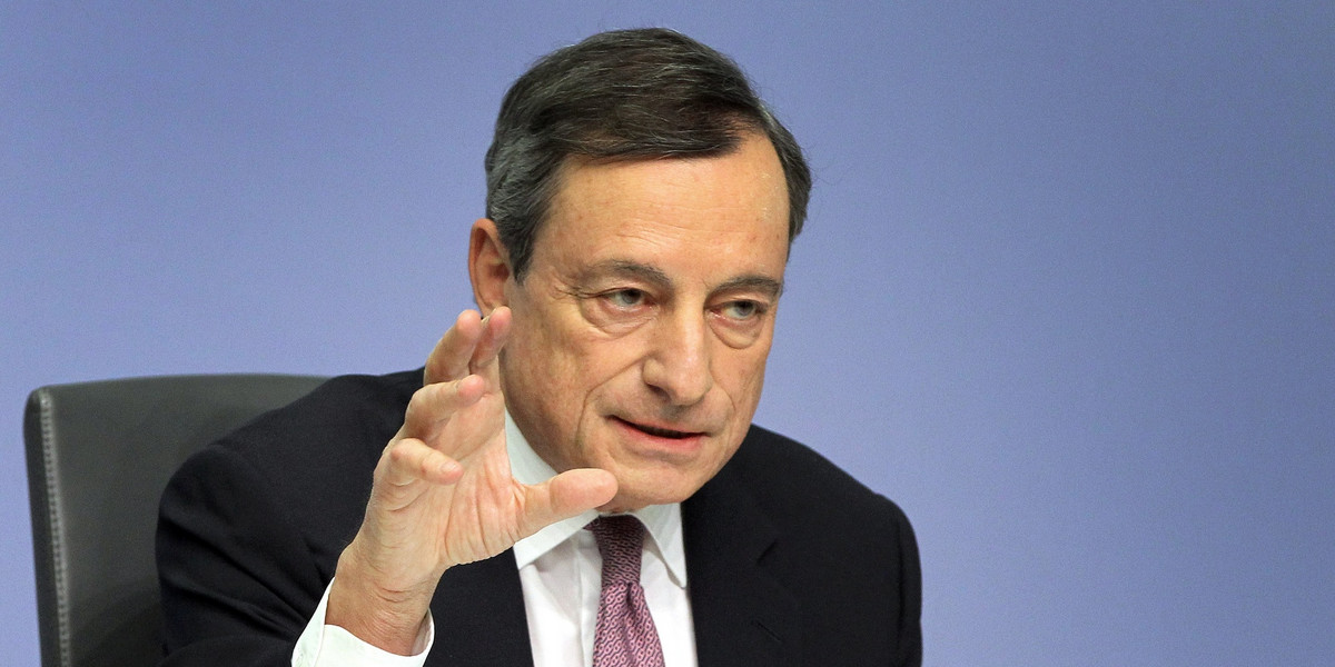 Mario Draghi celuje w dolara