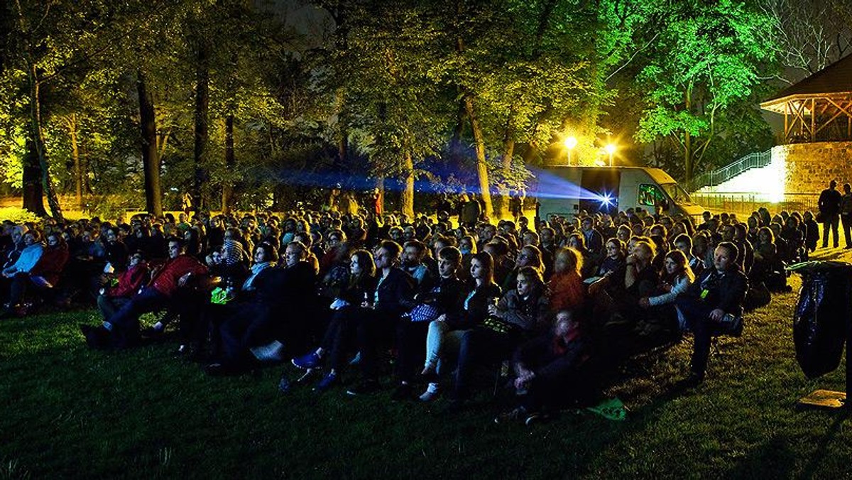 W dniach 28 kwietnia -3 maja odbędzie się 18. Przegląd Filmowy Kino na Granicy w Cieszynie i Czeskim Cieszynie. Wejście w dorosłość świętować będzie retrospektywami znanych osobistości kina polskiego, czeskiego i słowackiego – aktorek: Anny Geislerovej, Magdy Vášáryovej i reżyserów: Grzegorza Królikiewicza, Ladislava Helge oraz Dušana Trančíka. Pokazane zostaną też filmy o dojrzewaniu i pierwszych miłościach, a wisienką na urodzinowym torcie będą nocne pokazy kina erotycznego.