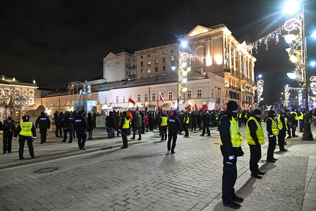 Warszawski ratusz informuje o utrudnieniach w transporcie w okolicach trasy Marszu 11 stycznia 2024 / na zdjęciu protest przed Pałacem Prezydenckim 9 stycznia