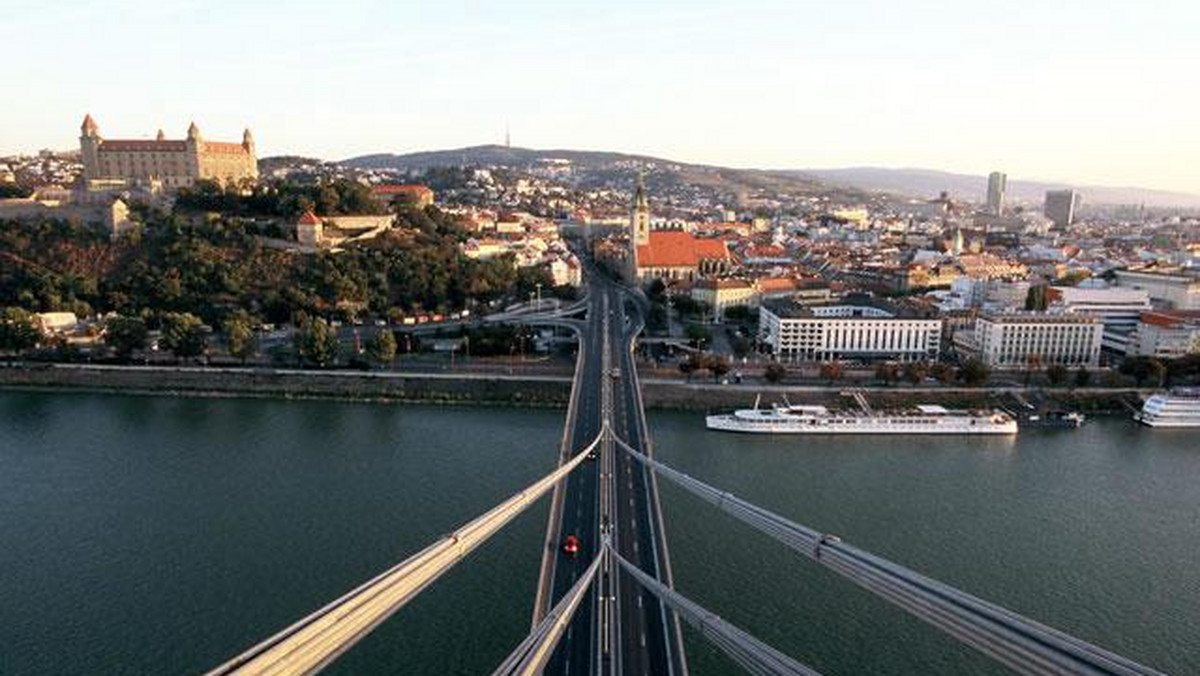 Słowacy chcą mieć most im. Chucka Norrisa - wynika z ankiety, którą przeprowadziły słowackie władze regionalne, by poznać opinię mieszkańców na temat nazwy dla budowanej właśnie nowej przeprawy rowerowej, mającej połączyć przedmieścia Bratysławy z Austrią.
