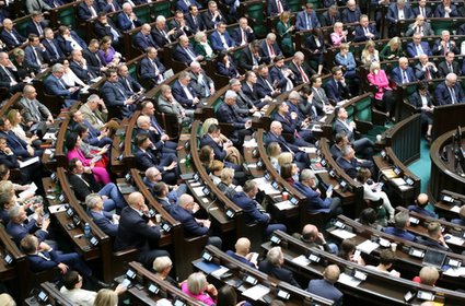 Coraz bliżej mijanki, poparcie dla PiS topnieje. Nowe sondaże przed wyborami