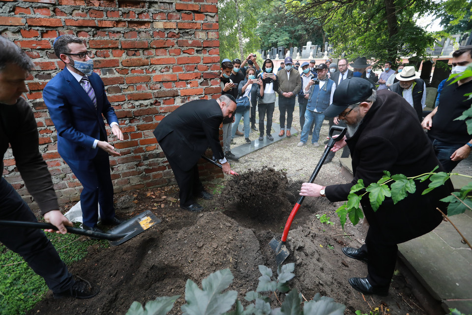 Odkryte na Muranowie szczątki mieszkańców getta pochowane na Cmentarzu Żydowskim