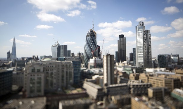 Widok na londyńskie centrum finansowe City, kwiecień 2013. Od lewej kolejno: wieżowiec Shard, 20 Fenchurch Street znany też jako „Walkie-Talkie”, wieża Swiss Re – inaczej „Gherkin”, Tower 42 oraz Heron Tower. Fot. Simon Dawson, Bloomberg's Best Photos 2013.